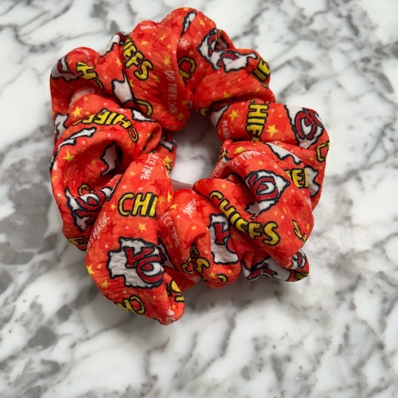 Oversized chiefs scrunchie - Picture 3 of 3